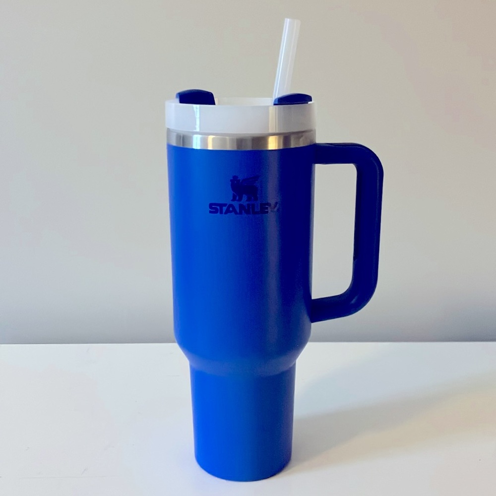 Stanley 40oz dark blue tumbler, excellent condition with no dents/scratches